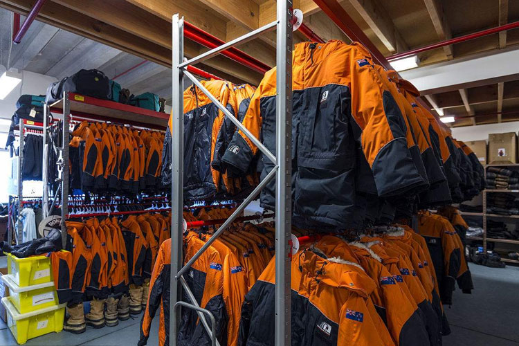 服裝倉庫如何除濕？倉庫除濕機輕松應對潮濕問(wèn)題